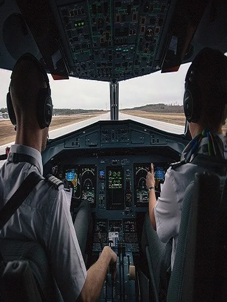 Flugzeugführer bei der Arbeit im Cockpit